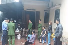 Dựng hiện trường vụ Trưởng Công an xã bị vợ “tố” bạo hành