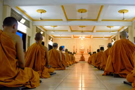Câu chuyện ngọn đèn và nét đẹp trong mùa an cư