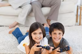 Trẻ con chơi game trực tuyến càng học giỏi