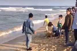 Tắm biển đầu năm, 7 học sinh bị đuối nước