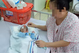 Nuôi sống bé trai sinh non nhỏ chỉ bằng chiếc bánh mì