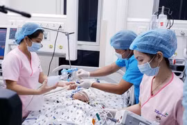 Thủ tướng chúc mừng êkip phẫu thuật tách rời cặp song sinh