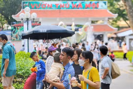 Công viên Thủ Lệ 'hút' du khách dịp nghỉ lễ