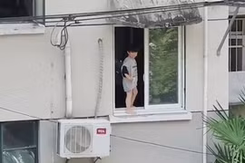 Video: Hãi hùng cảnh cậu bé đứng bấp bênh bên mép cửa sổ chung cư
