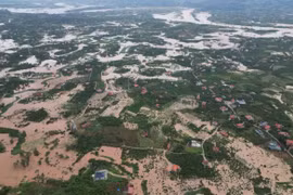 Nước lũ lịch sử cô lập nhiều nơi ở Bắc Giang