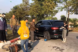Va chạm với xe Mercedes, người phụ nữ tử vong ở Hà Nội