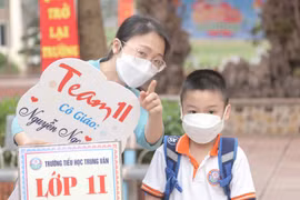 Học sinh lớp 1-6 Hà Nội đi học: Bố đưa con đến nhầm trường, trò không nhận ra cô