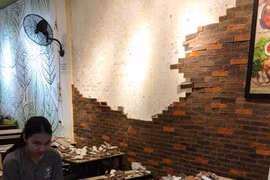 Đang ăn, 4 thực khách xui xẻo bị tường sập trúng đầu 