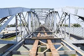 Gallery - Sà lan tông sập cầu Ghềnh - image 2