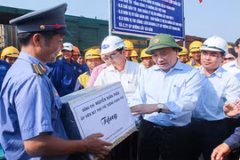 Gallery - Sà lan tông sập cầu Ghềnh - image 6