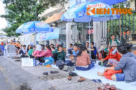 Xúc động cảnh phụ huynh "đội" nắng, nằm vỉa hè chờ con thi