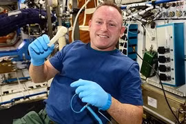 NASA gửi một chiếc cờ-lê thật lên ISS thông qua...e-mail