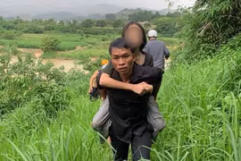 Bốn người dũng cảm lao xuống sông cứu bé gái