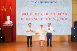 Khen thưởng nữ điều dưỡng cứu sống bé sơ sinh 