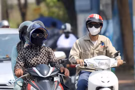 Cuộc sống đảo lộn vì nắng nóng đến 40 độ C 