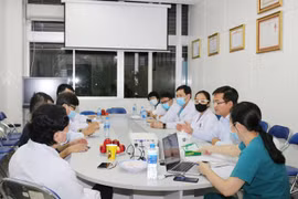 Phi công người Anh vẫn hôn mê, phụ thuộc gần hoàn toàn vào ECMO
