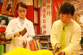 Kinh hãi massage bằng dao chặt thịt