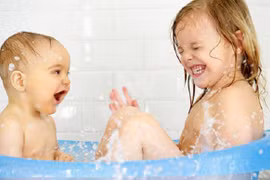 Tuyệt chiêu dành cho những bé sợ tắm