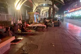 Ngủ ở hành lang, ghế đá bệnh viện trong đêm giá lạnh