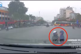 Video: Tạt đầu ô tô, 2 mẹ con ngã văng ra đường