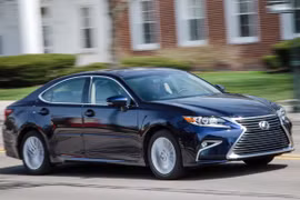 Video: Lexus ES không người lái lao bạt mạng vì quên kéo phanh tay