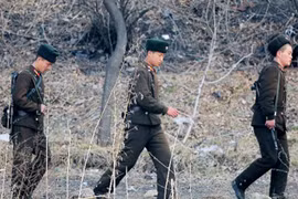 Triều Tiên xây loạt ụ súng bê tông dọc biên giới với TQ