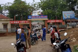 Kẻ nghi "ngáo đá" cầm dao vào trường đâm chết một học sinh ở Thanh Hoá