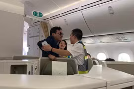 Gallery - Đại gia bất động sản sàm sỡ khách nữ Vietnam Airlines - image 4