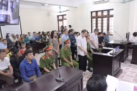 Vì sao vợ và em gái ông Triệu Tài Vinh vắng mặt tạ phiên xét xử gian lận thi cử Hà Giang?