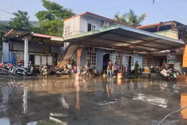 Nhân viên nhà hàng đâm chết đồng nghiệp rồi cắt cổ tay tự sát