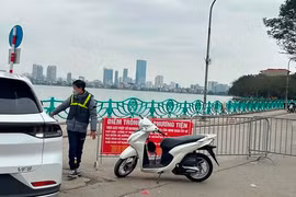 Bãi xe 'chặt chém' bịt đường, ép xe vào gửi ở phủ Tây Hồ