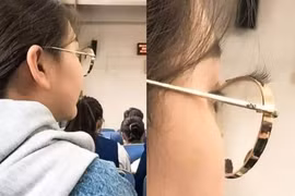 Gái trẻ ngượng chín vì vội vàng gắn mi giả lên kính đi học
