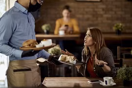Bị phục vụ gọi là thím, người phụ nữ tức giận không chịu trả tiền