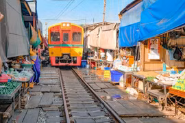 Choáng với cảnh tàu hỏa đi qua khu chợ Maeklong ở Thái Lan