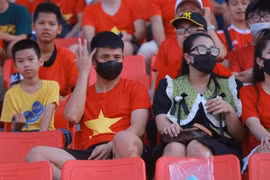 Bùi Tiến Dũng và vợ gặp sự cố, phải mặc áo đỏ mới được vào sân