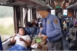 Video: Khách đi tàu Bắc - Nam bất ngờ vì được phát khẩu trang miễn phí