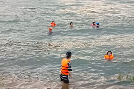 Thủy điện Hòa Bình xả lũ, người dân vẫn đi tắm sông Đà 