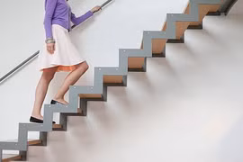 Những lợi ích bất ngờ của việc leo cầu thang không phải ai cũng biết