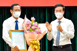 Thường trực Ban Bí thư Võ Văn Thưởng (bên phải) trao quyết định điều động cho ông Phan Văn Mãi. Ảnh: Zing.