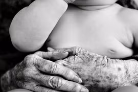 Ảnh đen trắng chân thực, xúc động ông và cháu