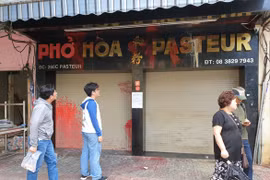 Bắt em rể chủ quán phở Hoà nổi tiếng ở Sài Gòn bị “khủng bố” bằng mắm tôm, sơn