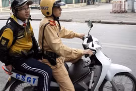 CSGT chở HS đến trường vì phụ huynh đang... bị phạt 
