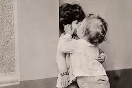 Bé hôn đắm đuối, lãng mạn như người lớn!