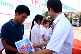 Em tôi đi thi: Chuyến xe tình nguyện đã xuất quân