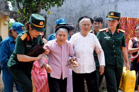 Bà mẹ VN anh hùng được ưu tiên khi thi ĐH: Thiếu tính thực tế
