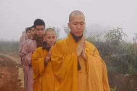 “Tại sao em lại ở chùa?“