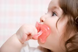 Bé mắc bệnh vì “nghiện” núm vú giả 