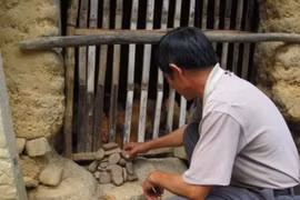 Độc đáo tục nhặt đá cầu may sáng mùng một Tết