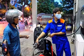Xăng giảm 400 đồng/lít 