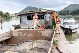 Bắc Giang: Bắt nhóm đối tượng khai thác cát trái phép trên sông Lục Nam